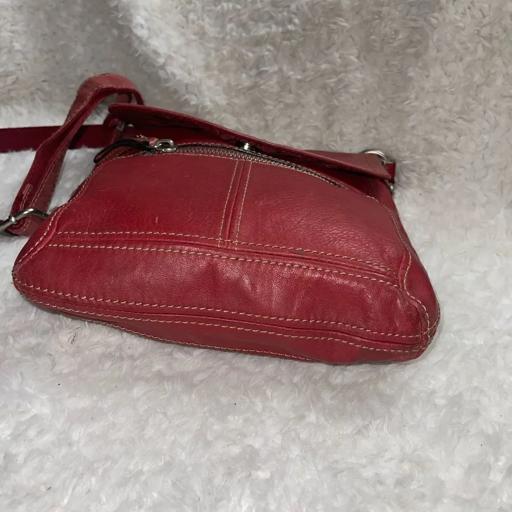 Fossil leather faded red crossbody bag with antique silver tone hardwares.